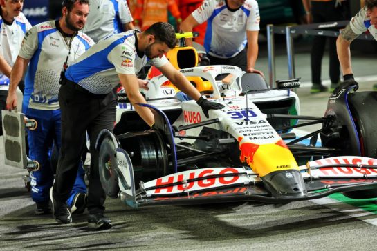 The Racing Bulls VCARB 02 of Liam Lawson (NZL) Racing Bulls is recovered back to the pits after he crashed in the second practice session.
03.10.2025. Formula 1 World Championship, Rd 18, Singapore Grand Prix, Marina Bay Street Circuit, Singapore, Practice Day.
- www.xpbimages.com, EMail: requests@xpbimages.com © Copyright: Batchelor / XPB Images