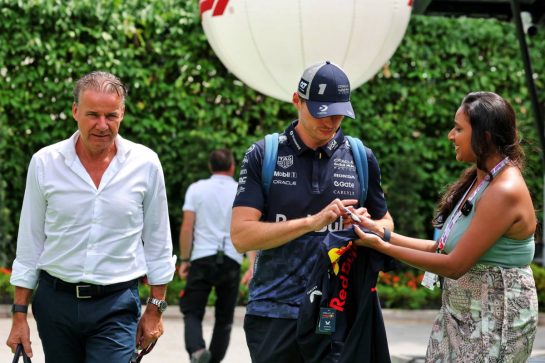 (L to R): Raymond Vermeulen (NLD) Driver Manager with Max Verstappen (NLD) Red Bull Racing.
04.10.2025. Formula 1 World Championship, Rd 18, Singapore Grand Prix, Marina Bay Street Circuit, Singapore, Qualifying Day.
- www.xpbimages.com, EMail: requests@xpbimages.com © Copyright: Moy / XPB Images