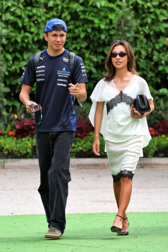 (L to R): Alexander Albon (THA) Atlassian Williams Racing with his girlfriend Muni Lily He (CHN) Professional Golfer.
04.10.2025. Formula 1 World Championship, Rd 18, Singapore Grand Prix, Marina Bay Street Circuit, Singapore, Qualifying Day.
- www.xpbimages.com, EMail: requests@xpbimages.com © Copyright: Moy / XPB Images