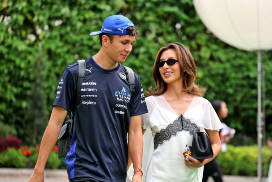 (L to R): Alexander Albon (THA) Atlassian Williams Racing with his girlfriend Muni Lily He (CHN) Professional Golfer.
04.10.2025. Formula 1 World Championship, Rd 18, Singapore Grand Prix, Marina Bay Street Circuit, Singapore, Qualifying Day.
- www.xpbimages.com, EMail: requests@xpbimages.com © Copyright: Moy / XPB Images