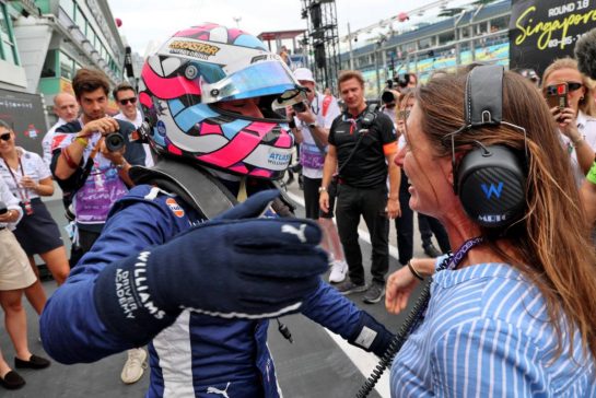 Race winner Lia Block (USA) ART celebrates in parc ferme with her mother Lucy Block (USA).
04.10.2025. FIA Formula Academy, Rd 6, Race 1, Marina Bay Street Circuit, Singapore, Saturday.
- www.xpbimages.com, EMail: requests@xpbimages.com Copyright: XPB Images
