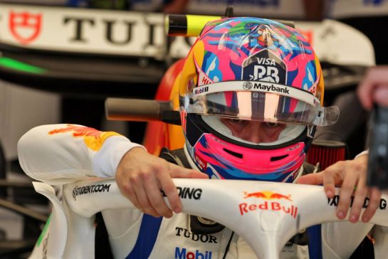 Liam Lawson (NZL) Racing Bulls VCARB 02.
04.10.2025. Formula 1 World Championship, Rd 18, Singapore Grand Prix, Marina Bay Street Circuit, Singapore, Qualifying Day.
- www.xpbimages.com, EMail: requests@xpbimages.com © Copyright: Batchelor / XPB Images