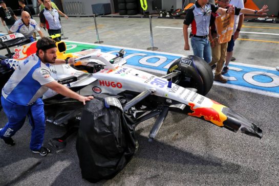 The Racing Bulls VCARB 02 of Liam Lawson (NZL) Racing Bulls is recovered back to the pits after he crashed in the third practice session.
04.10.2025. Formula 1 World Championship, Rd 18, Singapore Grand Prix, Marina Bay Street Circuit, Singapore, Qualifying Day.
- www.xpbimages.com, EMail: requests@xpbimages.com © Copyright: Batchelor / XPB Images