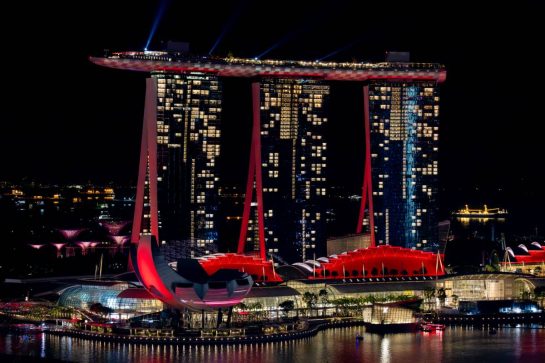 Circuit atmosphere - Marina Bay Sands Hotel.
04.10.2025. Formula 1 World Championship, Rd 18, Singapore Grand Prix, Marina Bay Street Circuit, Singapore, Qualifying Day.
- www.xpbimages.com, EMail: requests@xpbimages.com © Copyright: Moy / XPB Images