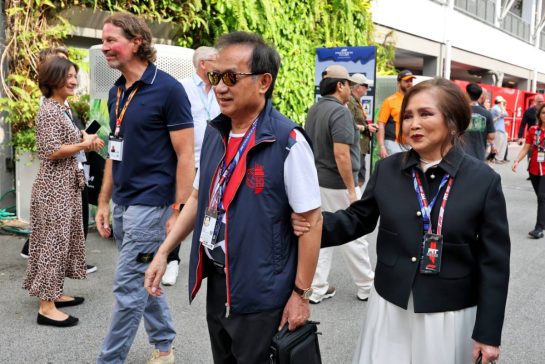 (L to R): Fredrik Johnsson, Race of Champions President with Chalerm Yoovidhya (THA) Red Bull Racing Co-Owner and his wife Daranee Yoovidhya (THA).
05.10.2025. Formula 1 World Championship, Rd 18, Singapore Grand Prix, Marina Bay Street Circuit, Singapore, Race Day.
- www.xpbimages.com, EMail: requests@xpbimages.com © Copyright: Moy / XPB Images