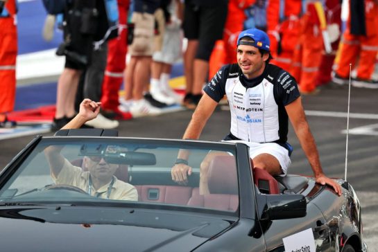 Carlos Sainz (ESP) Atlassian Williams Racing on the drivers' parade.
05.10.2025. Formula 1 World Championship, Rd 18, Singapore Grand Prix, Marina Bay Street Circuit, Singapore, Race Day.
- www.xpbimages.com, EMail: requests@xpbimages.com © Copyright: Moy / XPB Images