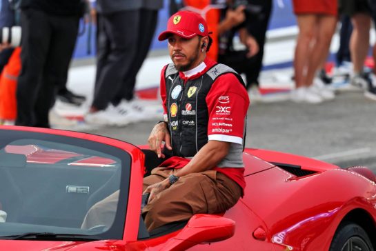 Lewis Hamilton (GBR) Ferrari on the drivers' parade.
05.10.2025. Formula 1 World Championship, Rd 18, Singapore Grand Prix, Marina Bay Street Circuit, Singapore, Race Day.
- www.xpbimages.com, EMail: requests@xpbimages.com © Copyright: Moy / XPB Images