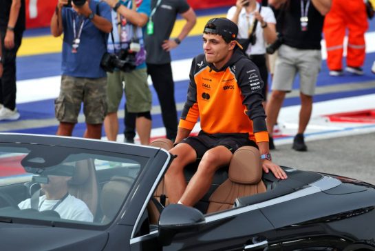 Lando Norris (GBR) McLaren on the drivers' parade.
05.10.2025. Formula 1 World Championship, Rd 18, Singapore Grand Prix, Marina Bay Street Circuit, Singapore, Race Day.
- www.xpbimages.com, EMail: requests@xpbimages.com © Copyright: Moy / XPB Images
