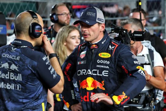 Max Verstappen (NLD) Red Bull Racing with Gianpiero Lambiase (ITA) Red Bull Racing Head of Racing on the grid.
05.10.2025. Formula 1 World Championship, Rd 18, Singapore Grand Prix, Marina Bay Street Circuit, Singapore, Race Day.
- www.xpbimages.com, EMail: requests@xpbimages.com © Copyright: Batchelor / XPB Images
