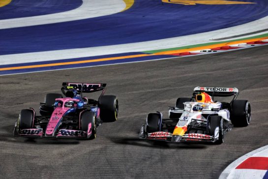 Franco Colapinto (ARG) Alpine F1 Team A525 and Isack Hadjar (FRA) Racing Bulls VCARB 02 battle for position.
05.10.2025. Formula 1 World Championship, Rd 18, Singapore Grand Prix, Marina Bay Street Circuit, Singapore, Race Day.
- www.xpbimages.com, EMail: requests@xpbimages.com © Copyright: Moy / XPB Images