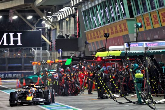 Max Verstappen (NLD) Red Bull Racing RB21 makes a pit stop.
05.10.2025. Formula 1 World Championship, Rd 18, Singapore Grand Prix, Marina Bay Street Circuit, Singapore, Race Day.
- www.xpbimages.com, EMail: requests@xpbimages.com © Copyright: Batchelor / XPB Images