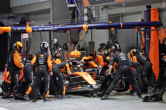 Lando Norris (GBR) McLaren MCL39 makes a pit stop.
05.10.2025. Formula 1 World Championship, Rd 18, Singapore Grand Prix, Marina Bay Street Circuit, Singapore, Race Day.
- www.xpbimages.com, EMail: requests@xpbimages.com © Copyright: Batchelor / XPB Images