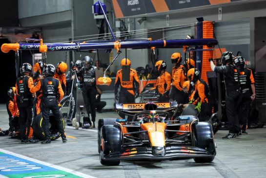 Oscar Piastri (AUS) McLaren MCL39 makes a pit stop.
05.10.2025. Formula 1 World Championship, Rd 18, Singapore Grand Prix, Marina Bay Street Circuit, Singapore, Race Day.
- www.xpbimages.com, EMail: requests@xpbimages.com © Copyright: Batchelor / XPB Images