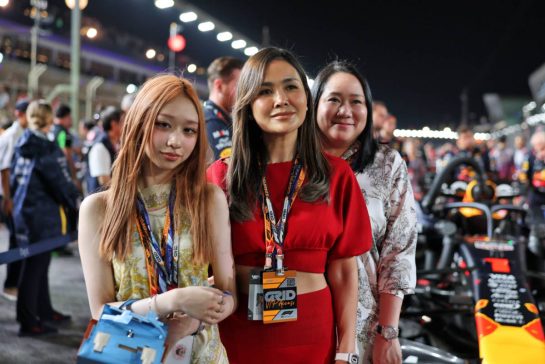 Daughters of Chalerm Yoovidhya (THA) Red Bull Racing Co-Owner and his wife Daranee Yoovidhya (THA) on the grid.
05.10.2025. Formula 1 World Championship, Rd 18, Singapore Grand Prix, Marina Bay Street Circuit, Singapore, Race Day.
- www.xpbimages.com, EMail: requests@xpbimages.com © Copyright: Moy / XPB Images