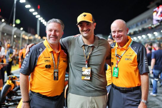Zak Brown (USA) McLaren Executive Director with guests on the grid.
05.10.2025. Formula 1 World Championship, Rd 18, Singapore Grand Prix, Marina Bay Street Circuit, Singapore, Race Day.
- www.xpbimages.com, EMail: requests@xpbimages.com © Copyright: Moy / XPB Images