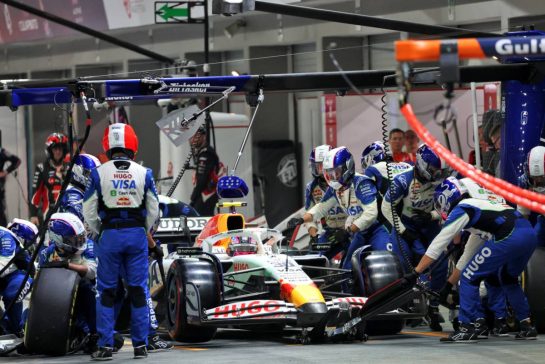 Liam Lawson (NZL) Racing Bulls VCARB 02 makes a pit stop.
05.10.2025. Formula 1 World Championship, Rd 18, Singapore Grand Prix, Marina Bay Street Circuit, Singapore, Race Day.
- www.xpbimages.com, EMail: requests@xpbimages.com © Copyright: Batchelor / XPB Images