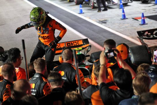 Lando Norris (GBR) McLaren MCL39 in parc ferme.
05.10.2025. Formula 1 World Championship, Rd 18, Singapore Grand Prix, Marina Bay Street Circuit, Singapore, Race Day.
- www.xpbimages.com, EMail: requests@xpbimages.com © Copyright: Batchelor / XPB Images