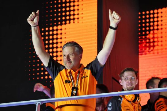 Zak Brown (USA) McLaren Executive Director celebrates winning the Constructors' Championship on the podium.
05.10.2025. Formula 1 World Championship, Rd 18, Singapore Grand Prix, Marina Bay Street Circuit, Singapore, Race Day.
- www.xpbimages.com, EMail: requests@xpbimages.com © Copyright: Batchelor / XPB Images