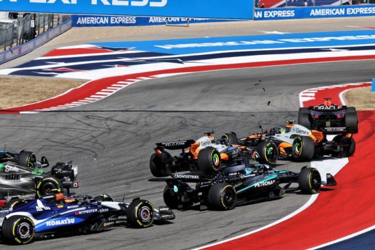Oscar Piastri (AUS) McLaren MCL39 and Lando Norris (GBR) McLaren MCL39 crash at the start of the race.
18.10.2025. Formula 1 World Championship, Rd 19, United States Grand Prix, Austin, Texas, USA, Sprint and Qualifying Day.
- www.xpbimages.com, EMail: requests@xpbimages.com © Copyright: Moy / XPB Images