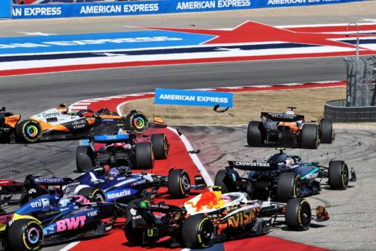 Oscar Piastri (AUS) McLaren MCL39 and Lando Norris (GBR) McLaren MCL39 crash at the start of the race.
18.10.2025. Formula 1 World Championship, Rd 19, United States Grand Prix, Austin, Texas, USA, Sprint and Qualifying Day.
- www.xpbimages.com, EMail: requests@xpbimages.com © Copyright: Moy / XPB Images