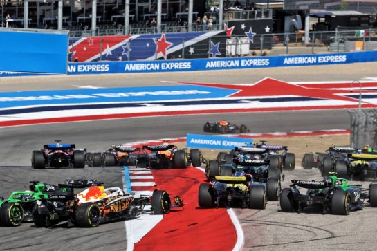Oscar Piastri (AUS) McLaren MCL39 and Lando Norris (GBR) McLaren MCL39 crash at the start of the race.
18.10.2025. Formula 1 World Championship, Rd 19, United States Grand Prix, Austin, Texas, USA, Sprint and Qualifying Day.
- www.xpbimages.com, EMail: requests@xpbimages.com © Copyright: Moy / XPB Images
