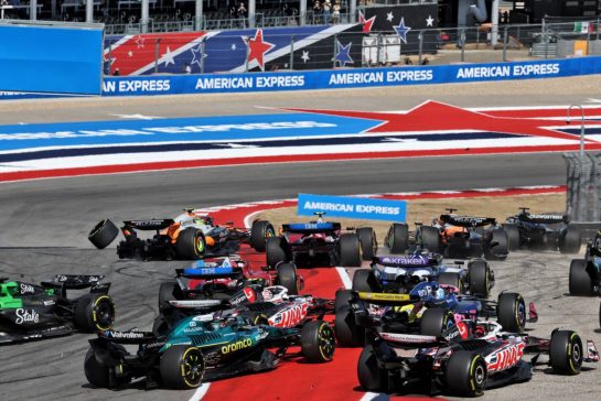 Oscar Piastri (AUS) McLaren MCL39 and Lando Norris (GBR) McLaren MCL39 crash at the start of the race.
18.10.2025. Formula 1 World Championship, Rd 19, United States Grand Prix, Austin, Texas, USA, Sprint and Qualifying Day.
- www.xpbimages.com, EMail: requests@xpbimages.com © Copyright: Moy / XPB Images