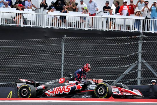Esteban Ocon (FRA) Haas VF-25 retired from the race.
18.10.2025. Formula 1 World Championship, Rd 19, United States Grand Prix, Austin, Texas, USA, Sprint and Qualifying Day.
- www.xpbimages.com, EMail: requests@xpbimages.com © Copyright: Moy / XPB Images