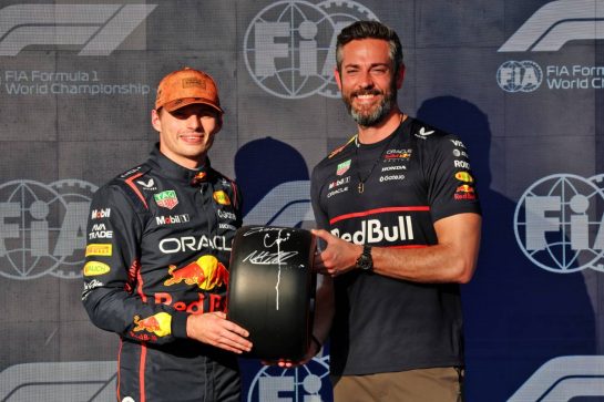 (L to R): Max Verstappen (NLD) Red Bull Racing receives the Pirelli Pole Position Award from Zachary Levi (USA) Actor in qualifying parc ferme.
18.10.2025. Formula 1 World Championship, Rd 19, United States Grand Prix, Austin, Texas, USA, Sprint and Qualifying Day.
- www.xpbimages.com, EMail: requests@xpbimages.com © Copyright: Batchelor / XPB Images