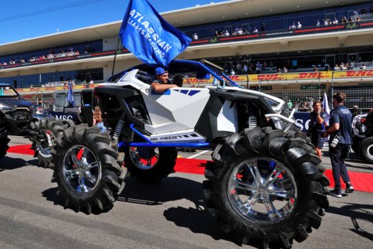 Carlos Sainz (ESP) Atlassian Williams Racing on the drivers' parade.
19.10.2025. Formula 1 World Championship, Rd 19, United States Grand Prix, Austin, Texas, USA, Race Day.
- www.xpbimages.com, EMail: requests@xpbimages.com © Copyright: Batchelor / XPB Images