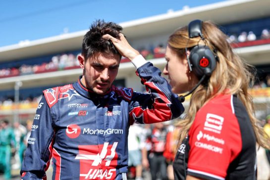 (L to R): Esteban Ocon (FRA) Haas F1 Team with Laura Mueller (GER) Haas F1 Team Race Engineer on the grid.
19.10.2025. Formula 1 World Championship, Rd 19, United States Grand Prix, Austin, Texas, USA, Race Day.
- www.xpbimages.com, EMail: requests@xpbimages.com © Copyright: Charniaux / XPB Images