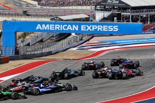 Carlos Sainz (ESP) Atlassian Williams Racing FW47 at the start of the race.
19.10.2025. Formula 1 World Championship, Rd 19, United States Grand Prix, Austin, Texas, USA, Race Day.
- www.xpbimages.com, EMail: requests@xpbimages.com © Copyright: Moy / XPB Images