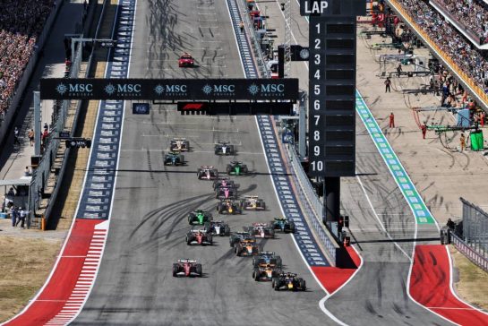 Max Verstappen (NLD) Red Bull Racing RB21 leads at the start of the race.
19.10.2025. Formula 1 World Championship, Rd 19, United States Grand Prix, Austin, Texas, USA, Race Day.
- www.xpbimages.com, EMail: requests@xpbimages.com © Copyright: Moy / XPB Images