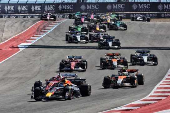 Max Verstappen (NLD) Red Bull Racing RB21 leads at the start of the race.
19.10.2025. Formula 1 World Championship, Rd 19, United States Grand Prix, Austin, Texas, USA, Race Day.
- www.xpbimages.com, EMail: requests@xpbimages.com © Copyright: Bearne / XPB Images