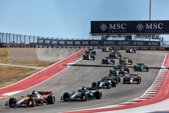 Oscar Piastri (AUS) McLaren MCL39 at the start of the race.
19.10.2025. Formula 1 World Championship, Rd 19, United States Grand Prix, Austin, Texas, USA, Race Day.
- www.xpbimages.com, EMail: requests@xpbimages.com © Copyright: Bearne / XPB Images