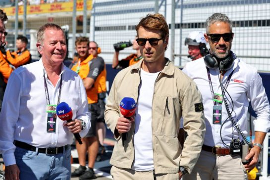 (L to R): Martin Brundle (GBR) Sky Sports F1 Commentator with Glen Powell (USA) Actor on the grid.
19.10.2025. Formula 1 World Championship, Rd 19, United States Grand Prix, Austin, Texas, USA, Race Day.
- www.xpbimages.com, EMail: requests@xpbimages.com © Copyright: Moy / XPB Images