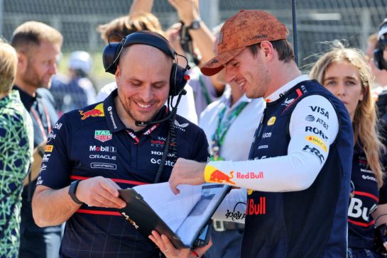 (L to R): Gianpiero Lambiase (ITA) Red Bull Racing Head of Racing with Max Verstappen (NLD) Red Bull Racing on the grid.
19.10.2025. Formula 1 World Championship, Rd 19, United States Grand Prix, Austin, Texas, USA, Race Day.
- www.xpbimages.com, EMail: requests@xpbimages.com © Copyright: Moy / XPB Images