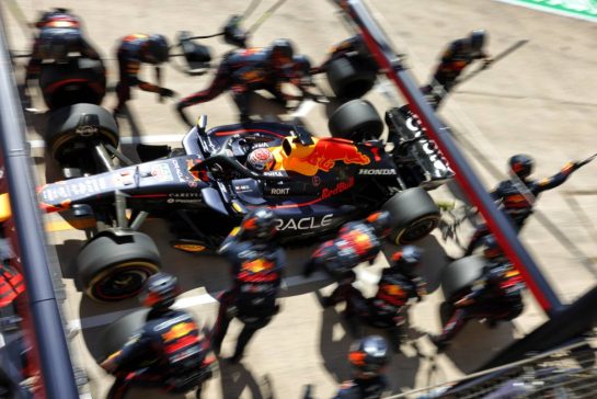 Max Verstappen (NLD) Red Bull Racing RB21 makes a pit stop.
19.10.2025. Formula 1 World Championship, Rd 19, United States Grand Prix, Austin, Texas, USA, Race Day.
- www.xpbimages.com, EMail: requests@xpbimages.com © Copyright: Bearne / XPB Images