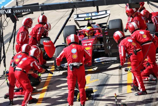 Lewis Hamilton (GBR) Ferrari SF-25 makes a pit stop.
19.10.2025. Formula 1 World Championship, Rd 19, United States Grand Prix, Austin, Texas, USA, Race Day.
- www.xpbimages.com, EMail: requests@xpbimages.com © Copyright: Bearne / XPB Images