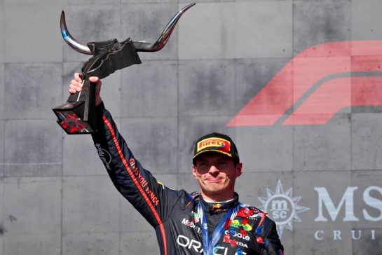 Race winner Max Verstappen (NLD) Red Bull Racing celebrates on the podium.
19.10.2025. Formula 1 World Championship, Rd 19, United States Grand Prix, Austin, Texas, USA, Race Day.
- www.xpbimages.com, EMail: requests@xpbimages.com © Copyright: Batchelor / XPB Images