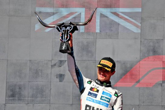 Lando Norris (GBR) McLaren celebrates his second position on the podium.
19.10.2025. Formula 1 World Championship, Rd 19, United States Grand Prix, Austin, Texas, USA, Race Day.
- www.xpbimages.com, EMail: requests@xpbimages.com © Copyright: Batchelor / XPB Images