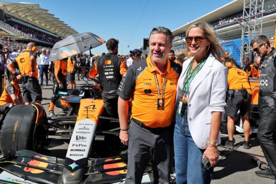 Zak Brown (USA) McLaren Executive Director with a guest on the grid.
19.10.2025. Formula 1 World Championship, Rd 19, United States Grand Prix, Austin, Texas, USA, Race Day.
- www.xpbimages.com, EMail: requests@xpbimages.com © Copyright: Moy / XPB Images