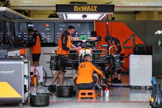 McLaren MCL39 being prepared in the pit garage.
23.10.2025. Formula 1 World Championship, Rd 20, Mexican Grand Prix, Mexico City, Mexico, Preparation Day.
- www.xpbimages.com, EMail: requests@xpbimages.com © Copyright: Moy / XPB Images