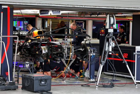 Red Bull Racing RB21 being prepared in the pit garage.
23.10.2025. Formula 1 World Championship, Rd 20, Mexican Grand Prix, Mexico City, Mexico, Preparation Day.
- www.xpbimages.com, EMail: requests@xpbimages.com © Copyright: Moy / XPB Images