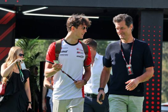 (L to R): Oliver Bearman (GBR) Haas F1 Team with Mark Webber (AUS) Channel 4 Presenter / Driver Manager.
25.10.2025. Formula 1 World Championship, Rd 20, Mexican Grand Prix, Mexico City, Mexico, Qualifying Day.
- www.xpbimages.com, EMail: requests@xpbimages.com © Copyright: Moy / XPB Images