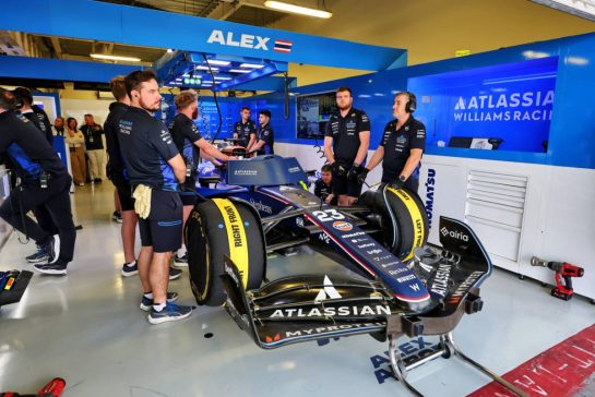 Alexander Albon (THA) Atlassian Williams Racing FW47 in the pits.
25.10.2025. Formula 1 World Championship, Rd 20, Mexican Grand Prix, Mexico City, Mexico, Qualifying Day.
- www.xpbimages.com, EMail: requests@xpbimages.com © Copyright: Moy / XPB Images