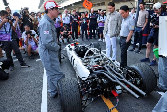 Koji Watanabe (JPN) Honda Racing Corporation - HRC - President (Right) with the 1965 Honda RA272 F1 car.
26.10.2025. Formula 1 World Championship, Rd 20, Mexican Grand Prix, Mexico City, Mexico, Race Day.
- www.xpbimages.com, EMail: requests@xpbimages.com © Copyright: Batchelor / XPB Images