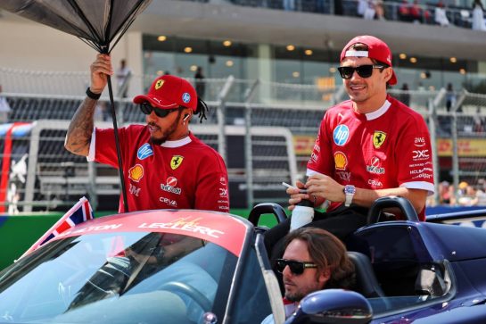 (L to R): Lewis Hamilton (GBR) Ferrari - suffering an umbrella malfunction - and Charles Leclerc (MON) Ferrari on the drivers' parade.
26.10.2025. Formula 1 World Championship, Rd 20, Mexican Grand Prix, Mexico City, Mexico, Race Day.
- www.xpbimages.com, EMail: requests@xpbimages.com © Copyright: Batchelor / XPB Images