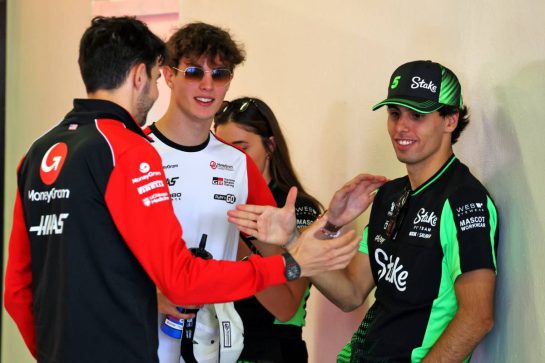 (L to R): Esteban Ocon (FRA) Haas F1 Team with Oliver Bearman (GBR) Haas F1 Team and Gabriel Bortoleto (BRA) Sauber on the drivers' parade.
26.10.2025. Formula 1 World Championship, Rd 20, Mexican Grand Prix, Mexico City, Mexico, Race Day.
- www.xpbimages.com, EMail: requests@xpbimages.com © Copyright: Moy / XPB Images
