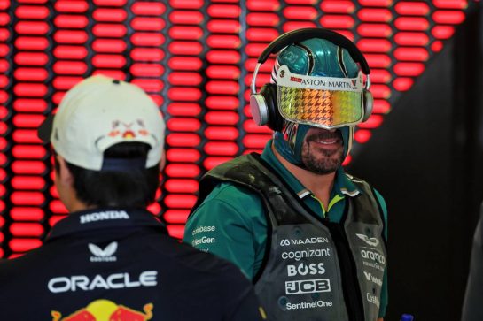 Fernando Alonso (ESP) Aston Martin F1 Team on the drivers' parade.
26.10.2025. Formula 1 World Championship, Rd 20, Mexican Grand Prix, Mexico City, Mexico, Race Day.
- www.xpbimages.com, EMail: requests@xpbimages.com © Copyright: Moy / XPB Images