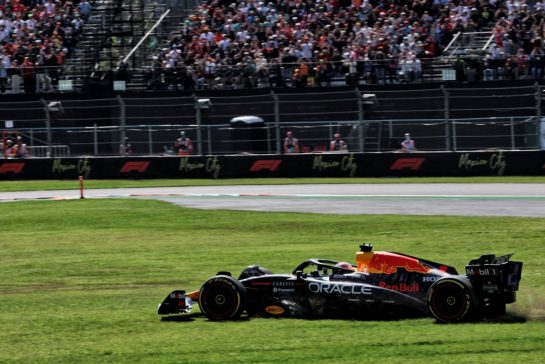Max Verstappen (NLD) Red Bull Racing RB21 runs wide at the start of the race.
26.10.2025. Formula 1 World Championship, Rd 20, Mexican Grand Prix, Mexico City, Mexico, Race Day.
- www.xpbimages.com, EMail: requests@xpbimages.com © Copyright: Batchelor / XPB Images